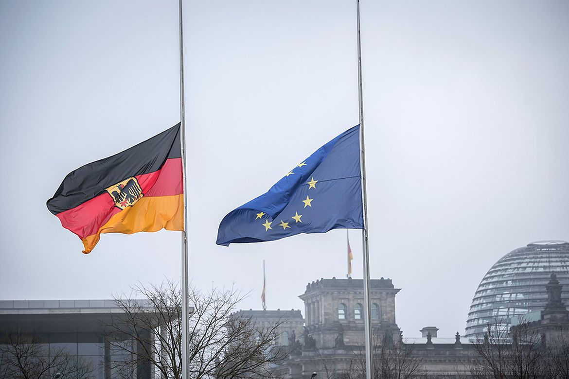 Die EU-Flagge und die Deutschlandflagge wehen auf Halbmast.