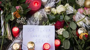 "Der Terror darf nicht siegen!" steht auf einem Blatt an einem Gedenkort für die Opfer des Anschlags am Breitscheidplatz.
