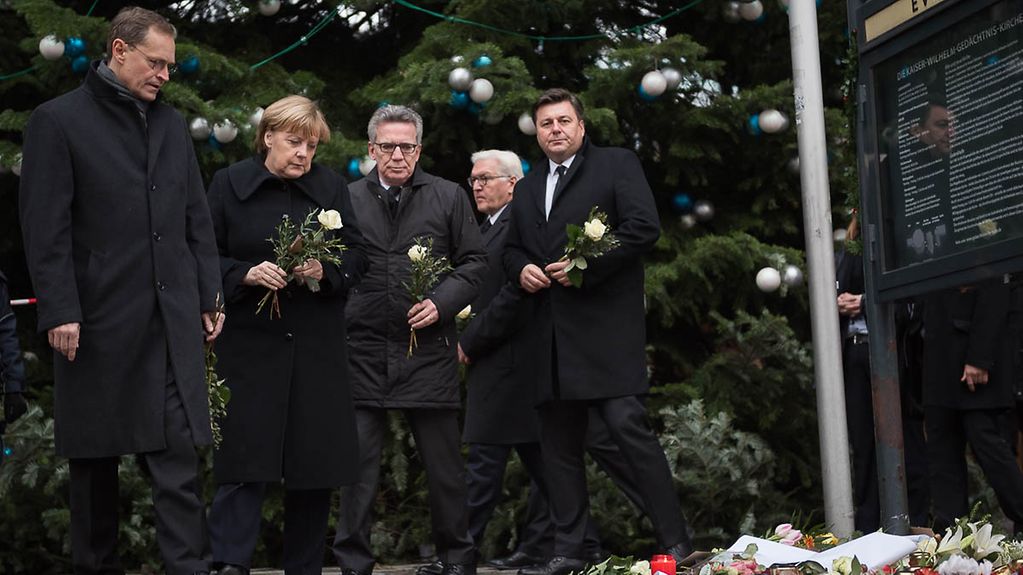Chancellor Angela Merkel, Thomas de Maizière, Federal Minister of the Interior, Berlin's Governing Mayor Michael Müller and Berlin's Senator for Internal Affairs Andreas Geisel lay roses at the Gedächtniskirche.
