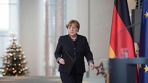 Bundeskanzlerin Angela Merkel geht im Bundeskanzleramt zum Rednerpult.