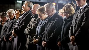Bundeskanzlerin Merkel, Bundespräsident Gauck und weitere Gäste nehmen in der Gedächtniskirche an einem Gedenkgottesdienst für die Opfer des Anschlags auf dem Breitscheidplatz teil.