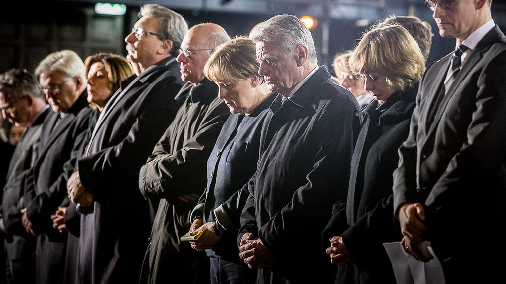 Bundeskanzlerin Angela Merkel, Bundespräsident Joachim Gauck und weitere Gäste nehmen in der Gedächtniskirche an einem Gedenkgottesdienst für die Opfer des Anschlags auf dem Breitscheidplatz teil.