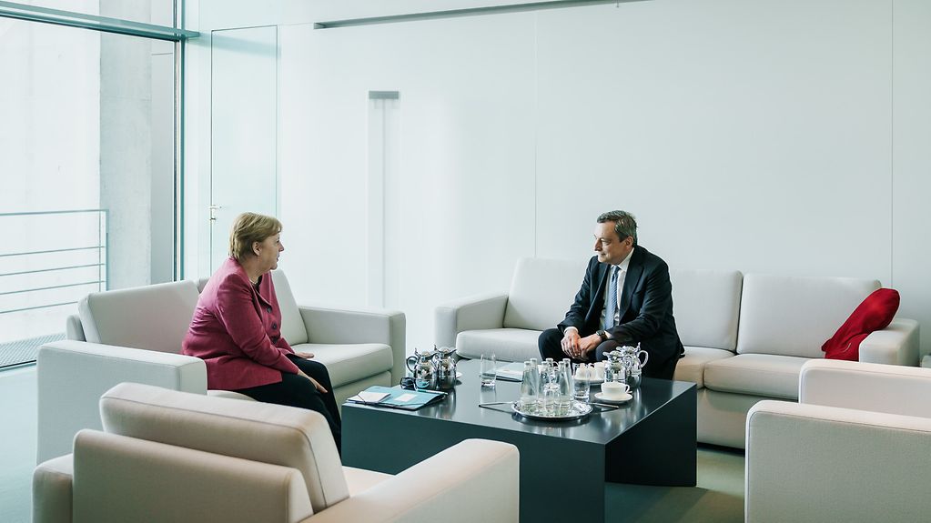 Bundeskanzlerin Angela Merkel im Gespräch mit Mario Draghi, Italiens Ministerpräsident.