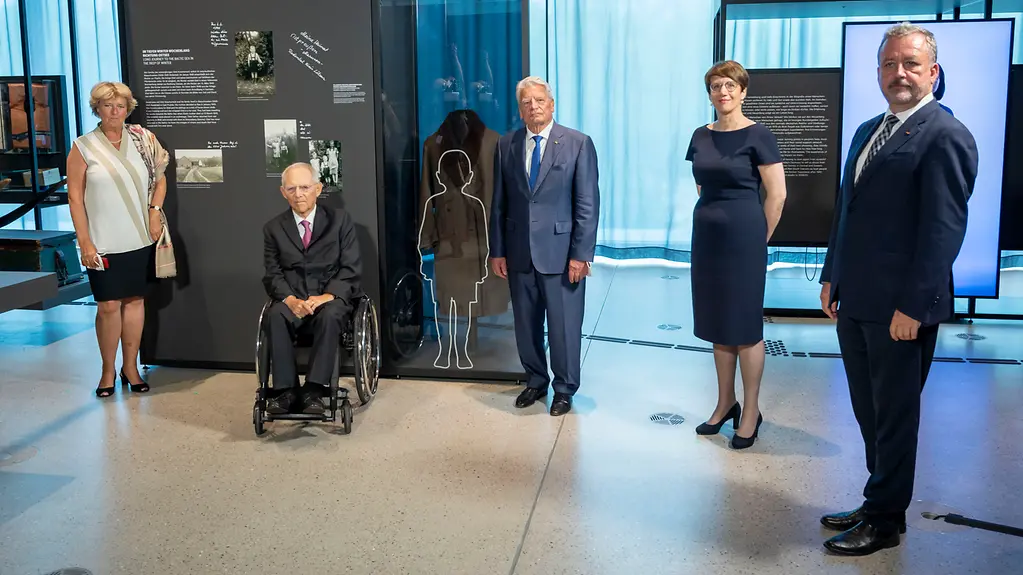 De g. à dr. : Monika Grütters, Wolfgang Schäuble, Joachim Gauck, Gundula Bavendamm et Bernd Fabritius lors de l’inauguration du centre de documentation « Fuite, expulsion, réconciliation »