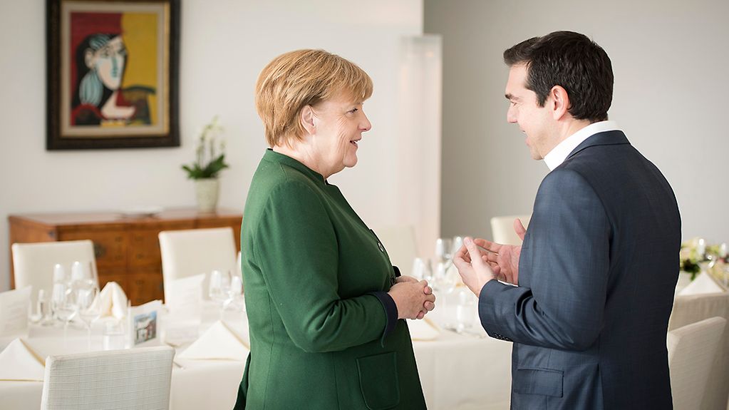 Bundeskanzlerin Angela Merkel unterhält sich mit Griechenlands Ministerpräsident Alexis Tsipras.