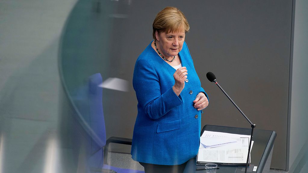 Bundeskanzlerin Angela Merkel spricht im Bundestag