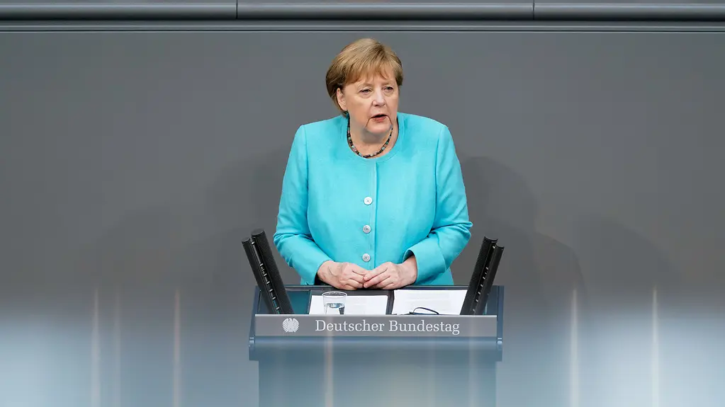 Bundeskanzlerin Angela Merkel spricht im Bundestag.