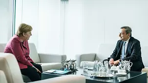 Bundeskanzlerin Angela Merkel im Gespräch mit Mario Draghi, Italiens Ministerpräsident, im Bundeskanzleram.