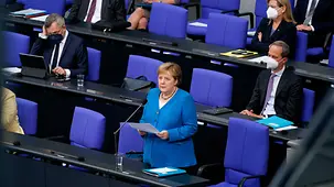 Bundeskanzlerin Angela Merkel spricht im Bundestag.