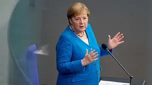 Bundeskanzlerin Angela Merkel spricht im Bundestag.