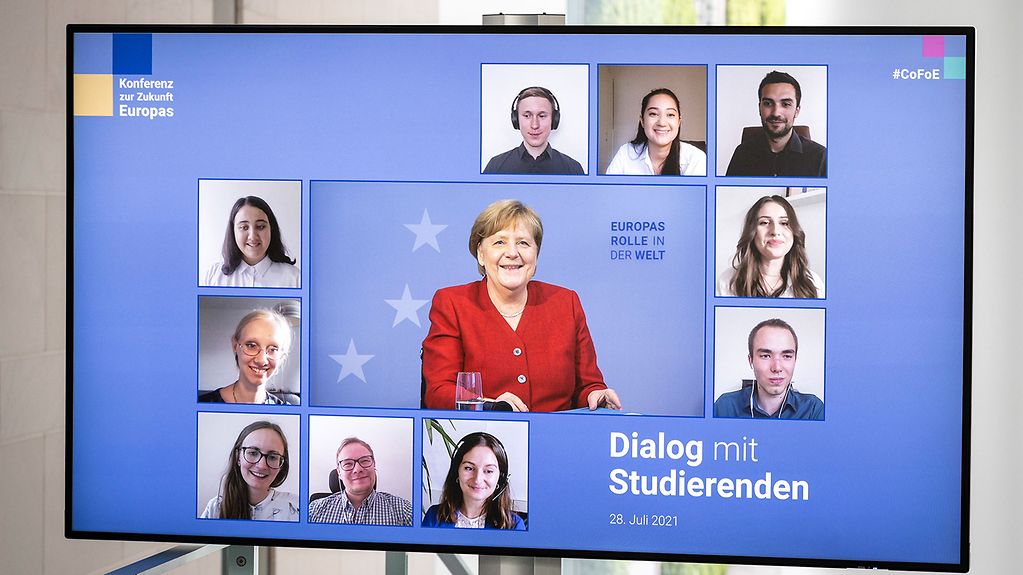 La chancelière fédérale Angela Merkel dialoguant en ligne avec des étudiants