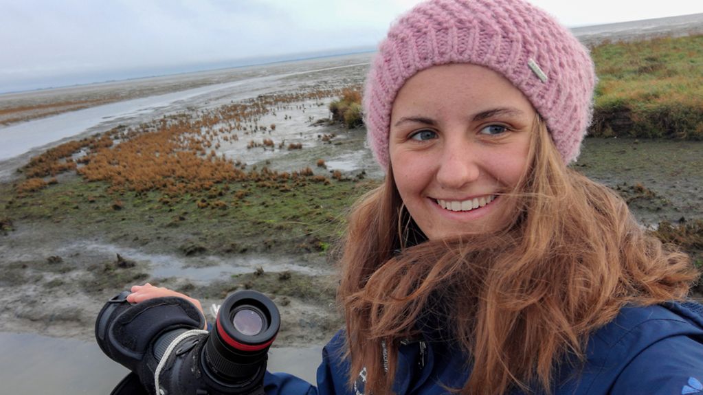 Bundesfreiwilligendienstleistende Klara Heuberger bei der Vogelbeobachtung