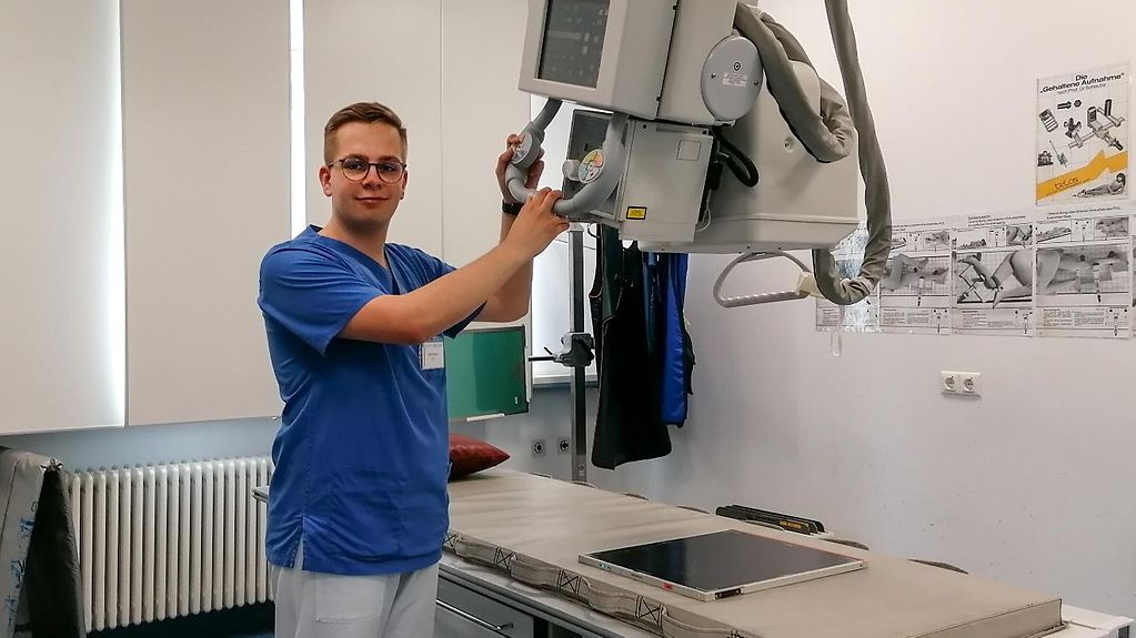 Bundesfreiwilligendienstleistender Yannick Opalka in einem Behandlungszimmer der Universitätsmedizin Rostock.