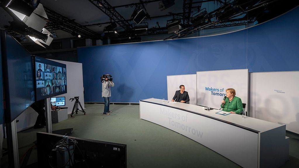 Foto zeigt Bundeskanzlerin bei einer Videokonferenz