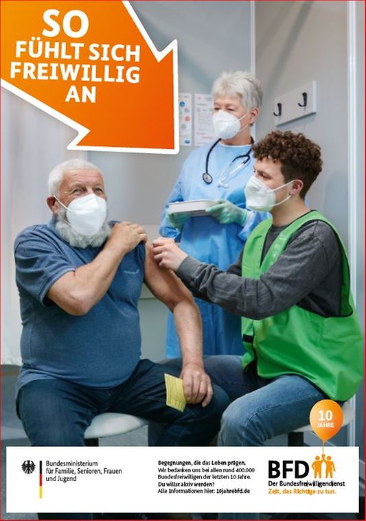 Titelbild der Publikation "So fühlt sich freiwillig an - 10 Jahre Bundesfreiwilligendienst - Kampagnenmotiv "Impfen""