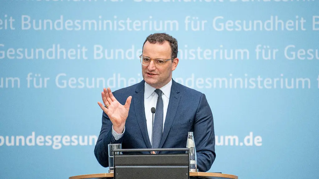 Bundesgesundheitsminister Jens Spahn äußert sich auf einer Pressekonferenz.