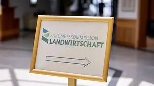 Hinweisschild bei der Abschlusssitzung der Zukunftskommission Landwirtschaft. 