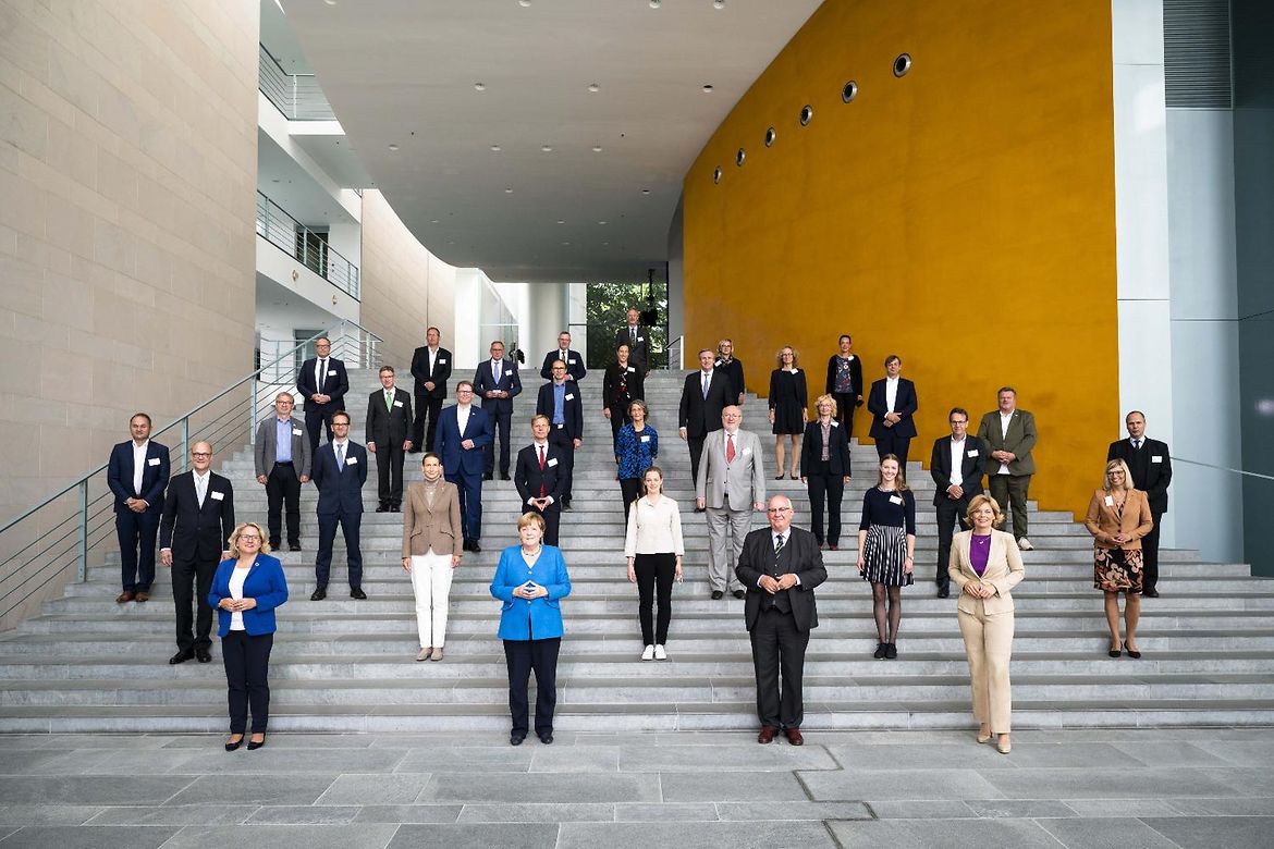 Gruppenfoto der Zukunftskommission Landwirtschaft im Bundeskanzleramt