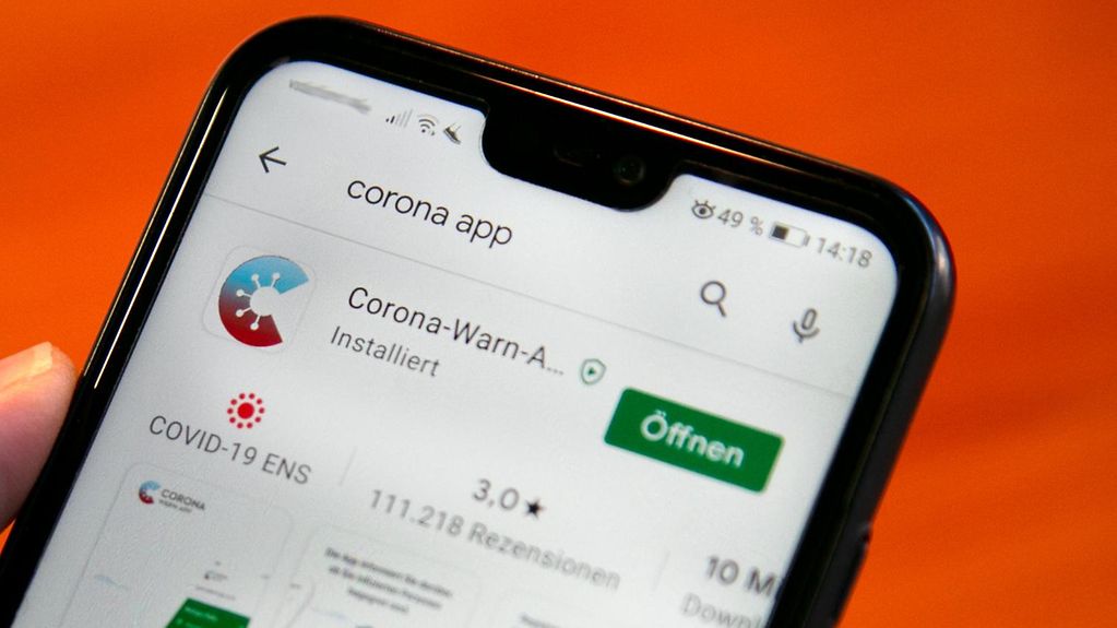Appstore auf einem Smartphone, in dem die Corona-Warn-App runtergeladen wird.