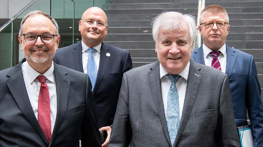 Gruppenfoto mir Bundeswahlleiter Thiel, Bundesinnenminister Seehofer, Verfassungsschutz-Präsident Haldenwang und BSI-Präsident Schönbohm.