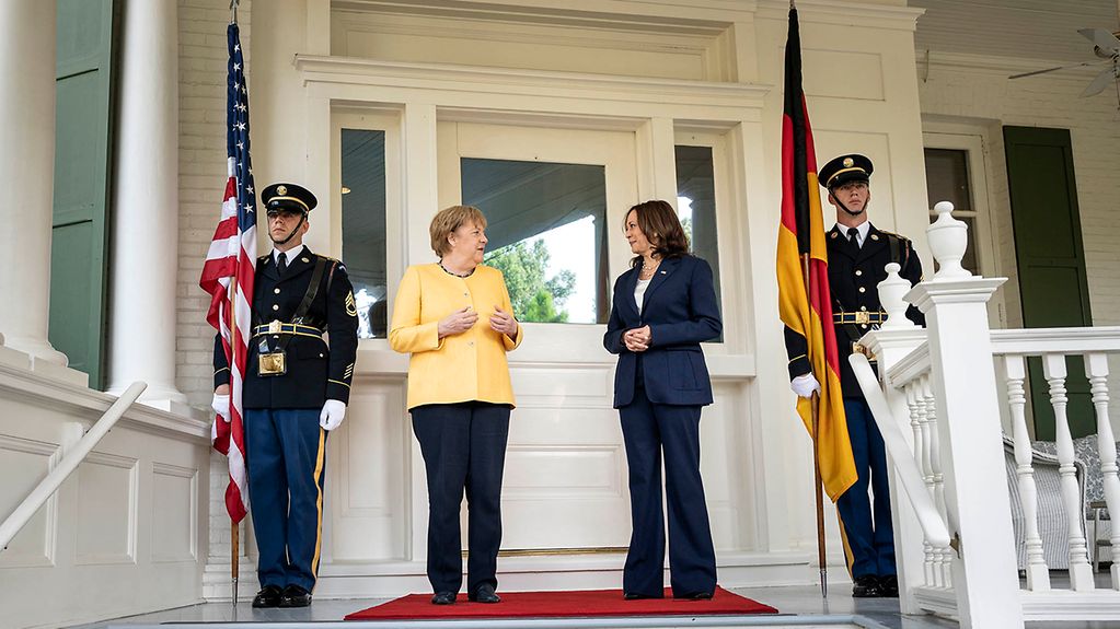 La chancelière fédérale Angela Merkel avec Kamala Harris dans sa résidence