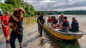 In Bochum werden Menschen mit einem Schlauchboot geborgen.