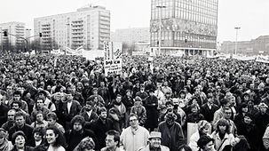 Bürger der DDR protestieren auf dem Alexanderplatz für den Rücktritt der SED-Regierung, freie Wahlen, Presse-, Meinungs- und Reisefreiheit.