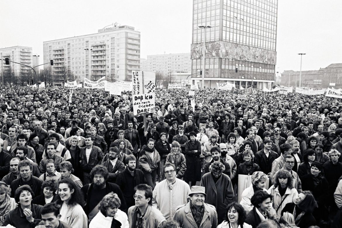 Bürger der DDR protestieren auf dem Alexanderplatz für den Rücktritt der SED-Regierung, freie Wahlen, Presse-, Meinungs- und Reisefreiheit.