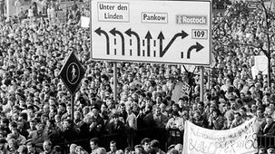 Eine halbe Million Bürger versammeln sich am 04.11.1989 auf dem Alexanderplatz in Berlin-Mitte und demonstrieren friedlich für Veränderungen in der DDR.