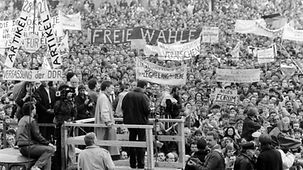 Eine halbe Million Bürger demonstrieren am 04.11.1989 in Berlin gegen die SED und den Staat DDR. Zahlreiche Persönlichkeiten der DDR sprechen zu den Demonstranten.