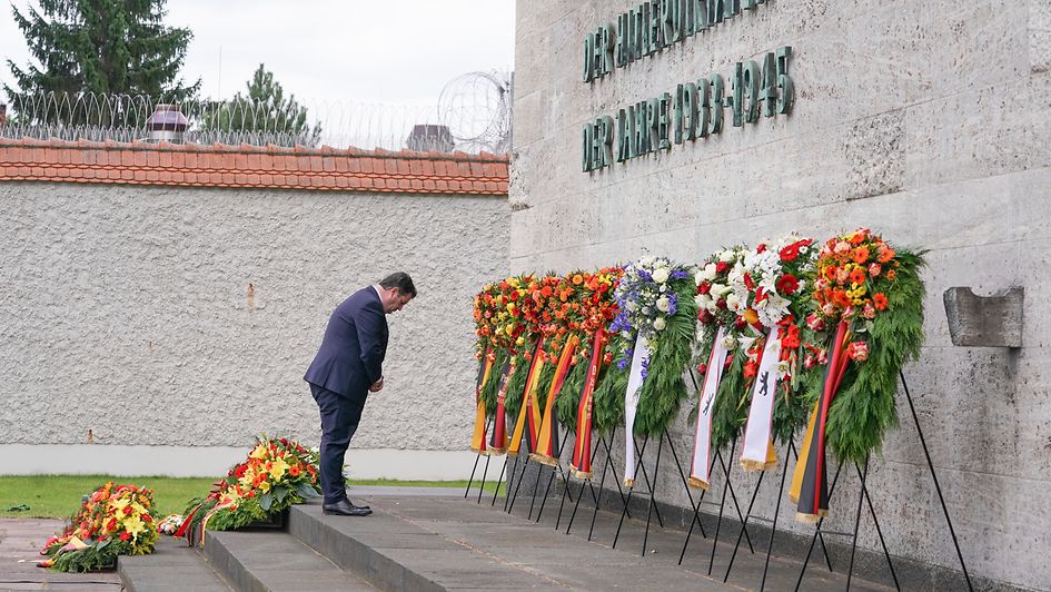 Hubertus Heil (SPD), Bundesarbeitsminister, gedenkt den Ermordeten des Widerstands gegen die nationalsozialistische Gewaltherrschaft in der Gedenkstätte Plötzensee. 