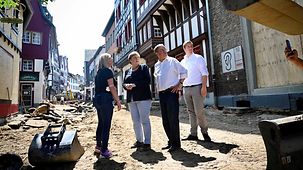 Bundeskanzlerin Angela Merkel mit Armin Laschet, nordrhein-westfälischer Ministerpräsident, beim Besuch der vom Unwetter betroffenen Gemeinde Bad Münstereifel.