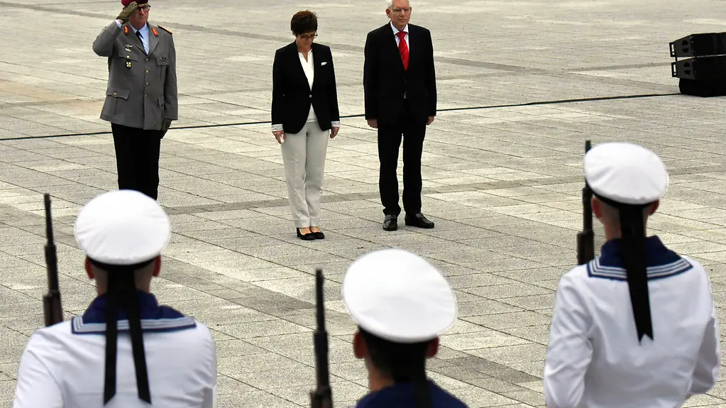 Bundesverteidigungsministerin Kramp-Karrenbauer beim feierlichen Gelöbnis im Bendlerblock