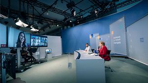 Kanzlerin Merkel im Online-Dialog mit Studentinnen und Studenten