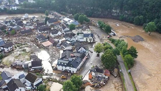 Das Bild zeigt mit einer Drohne gefertigte Aufnahmen der Verwüstungen, die das Hochwasser der Ahr in dem Eifel-Ort angerichtet hat.