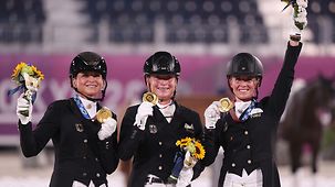 Dorothee Schneider, Isabell Werth und Jessica von Bredow-Werndl (v.l.) gewinnen im Teamwettbewerb der Dressur mit ihren Vierbeinern Gold.