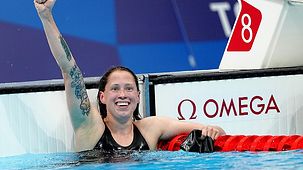Sarah Köhler jubelt nach ihrem Erfolg im Schwimmbecken.