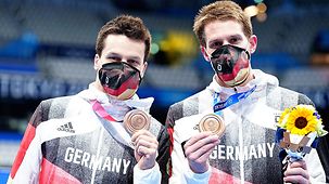 Die Wasserspringer Patrick Hausding und Lars Rüdiger präsentieren ihre olympische Bronzemedaille.