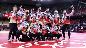 Gruppenfoto der deutschen Judoka, die im Mixed-Teamwettbewerb Bronze gewannen.