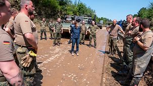 Bundesverteidigungsministern Annegret Kramp-Karrenbauer besucht Soldaten, die bei den Aufräumarbeiten auf der B265 nach der Hochwasserkatastrophe bei Erfstadt unterstützen.
