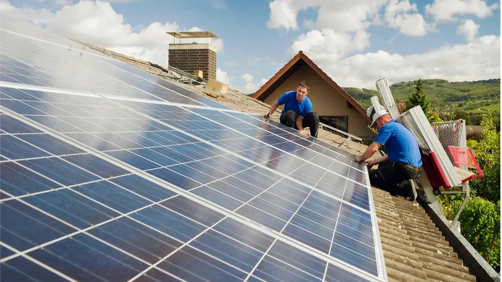 Foto zeigt die Installation einer Solaranlage