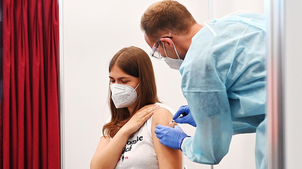 Foto zeigt eine Jugendliche beim Impfen gegen Corona 
