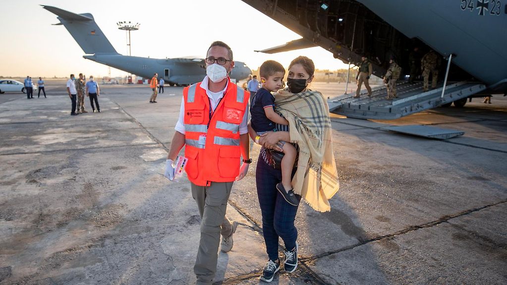 Foto zeigt eine evakuierte Afghanin mit ihrem Kind . 
