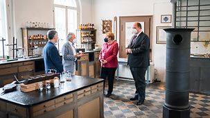 Bundeskanzlerin Angela Merkel und Helge Braun, Chef des Bundeskanzleramtes, im Gespräch mit Eduard Alter und Gerd Hamscher von der Justus Liebig-Gesellschaft.