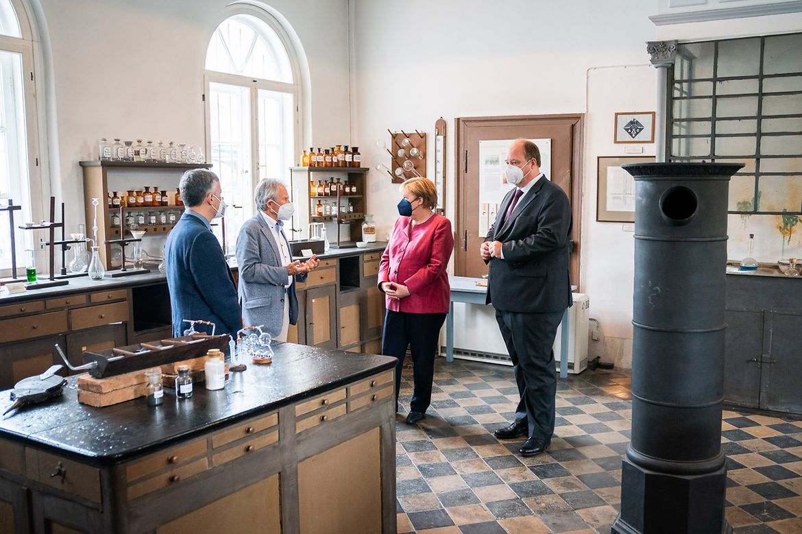 Bundeskanzlerin Angela Merkel und Helge Braun, Chef des Bundeskanzleramtes, im Gespräch mit Eduard Alter und Gerd Hamscher von der Justus Liebig-Gesellschaft.