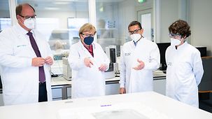 Bundeskanzlerin Angela Merkel beim Besuch der Biontech Impftoffproduktion. 