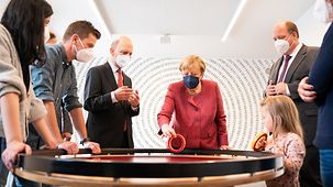 Bundeskanzlerin Angela Merkel beim Besuch des Mathematikums am "Drehtisch".
