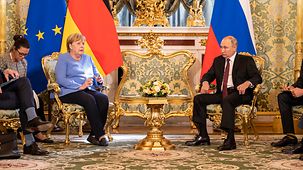 Bundeskanzlerin Angela Merkel im Gespräch mit Wladimir Putin, Russlands Präsident.