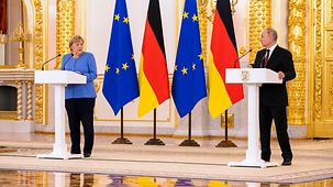 Federal Chancellor Angela Merkel and Russian president Vladimir Putin at a joint press conference.