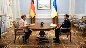 La chancelière fédérale Angela Merkel s’entretient avec Volodymyr Zelensky, le président ukrainien.